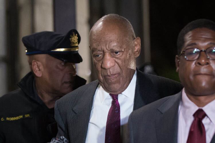 Cosby sale del tribunal tras ser declarado culpable de haber abusado de Andrea Constand.
