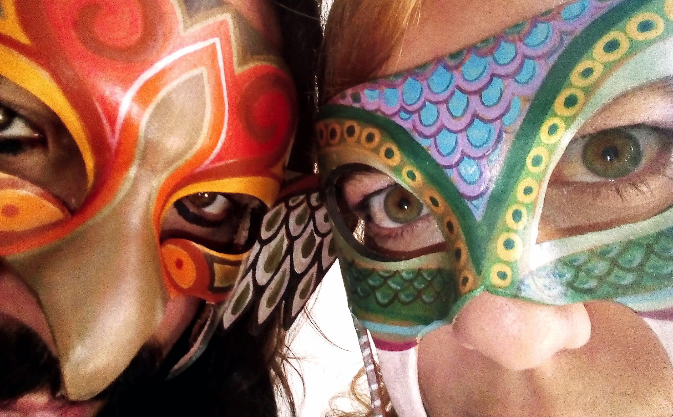 Dany Riaño y Andrea Feiguin con las máscaras que utilizan en sus conciertos.