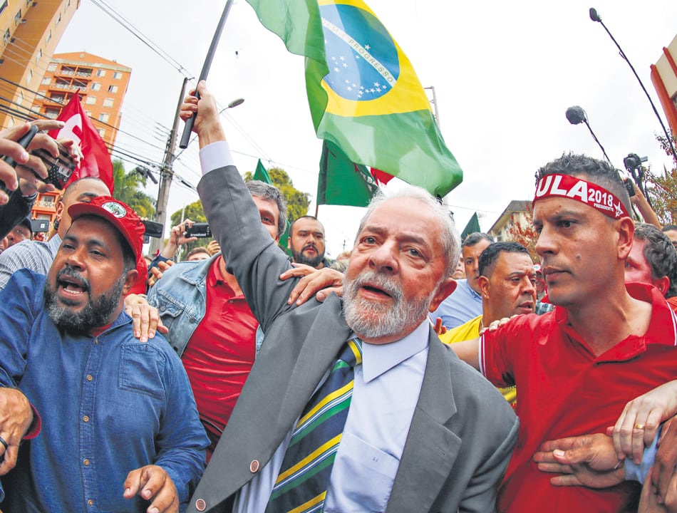 Antes de ingresar al juzgado, Lula se detuvo a saludar a sus seguidores que habían llegado de todo el país.