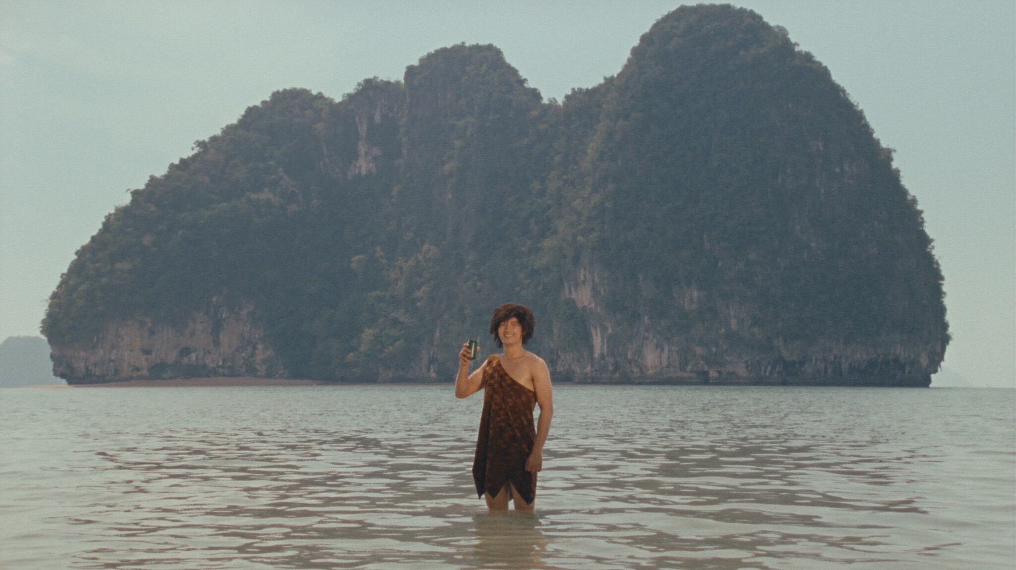 Una publicidad protagonizada por un famoso actor y cantante tailandés también forma parte del film. 