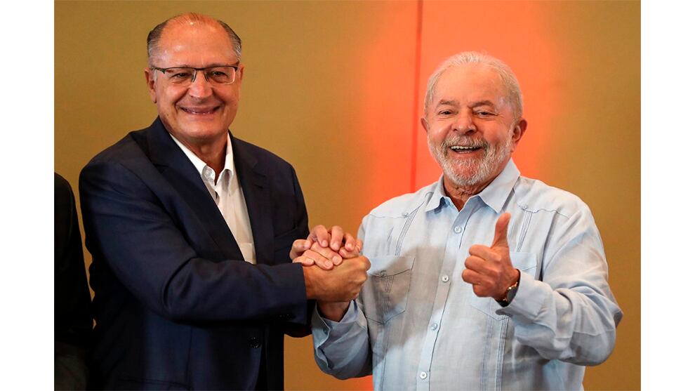 Luiz Inácio Lula da Silva (d), del partido de los Trabajadores (PT) posa junto al exgobernador de Sao Paulo Geraldo Alckmin (i), del partido Socialista Brasileño (PSB), el 8 de abril de 2022, durante una reunión en Sao Paulo (Brasil).