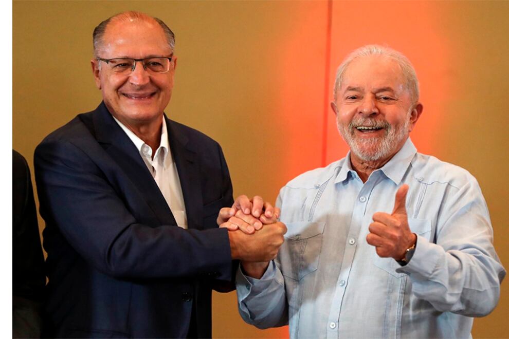 Luiz Inácio Lula da Silva (d), del partido de los Trabajadores (PT) posa junto al exgobernador de Sao Paulo Geraldo Alckmin (i), del partido Socialista Brasileño (PSB), el 8 de abril de 2022, durante una reunión en Sao Paulo (Brasil).