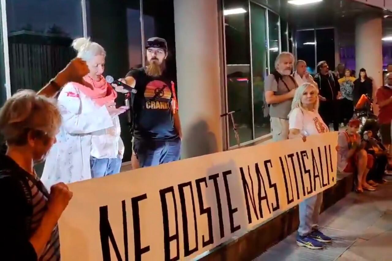 Los antivacuna eslovenos se manifiestan en la entrada al estudio de televisión.