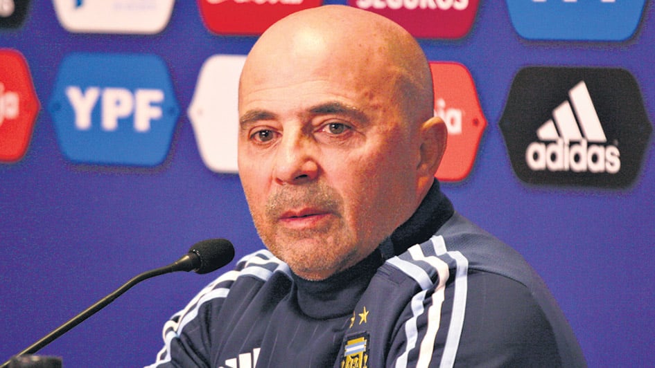 Sampaoli considera a Javier Mascherano como marcador central, donde el jugador de Barcelona no suele rendir.