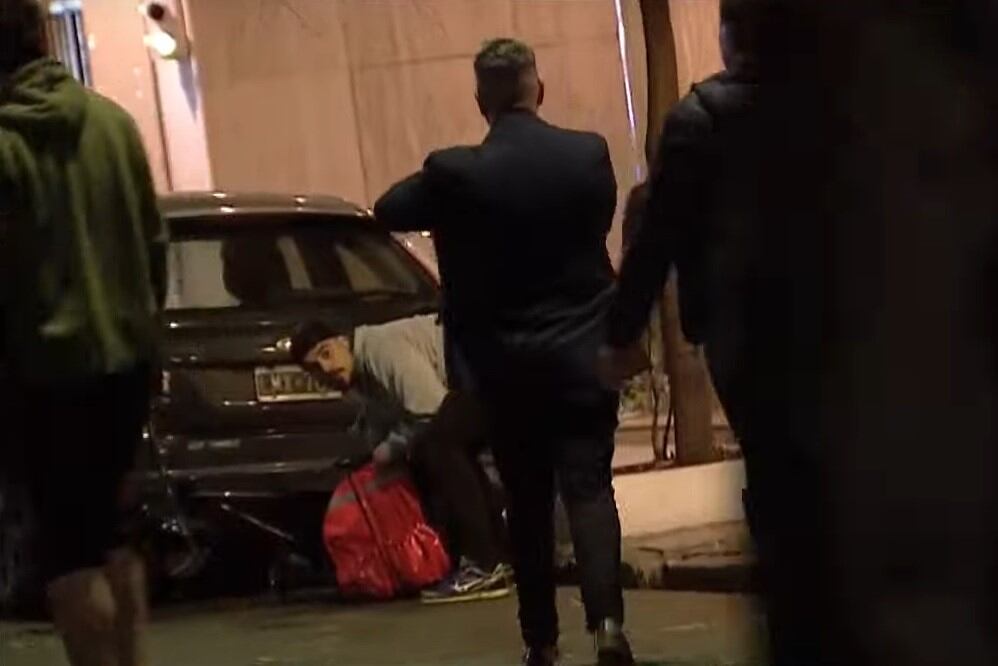 Un repartidor agredió a la militancia que estaba frente a la casa de Cristina Kirchner. Imagen: captura tv.