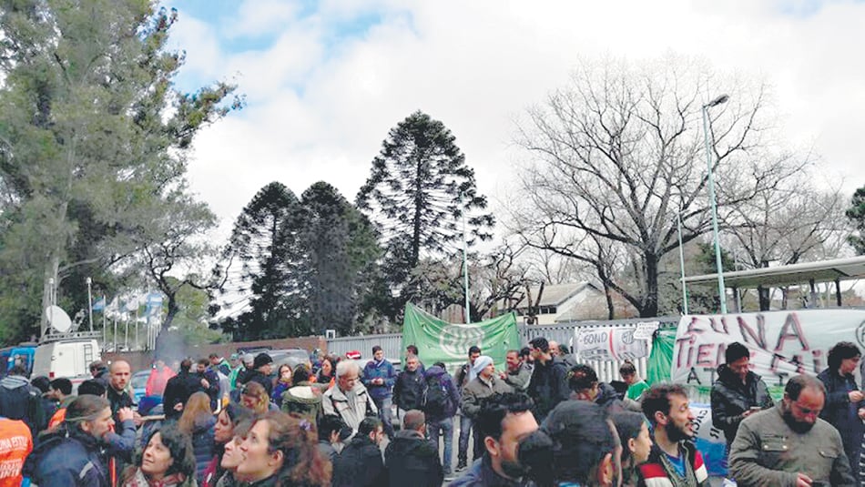 Los empleados del INTI cortaron ayer una mano de la Autopista General Paz.