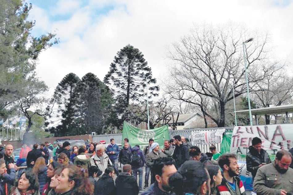 Los empleados del INTI cortaron ayer una mano de la Autopista General Paz.