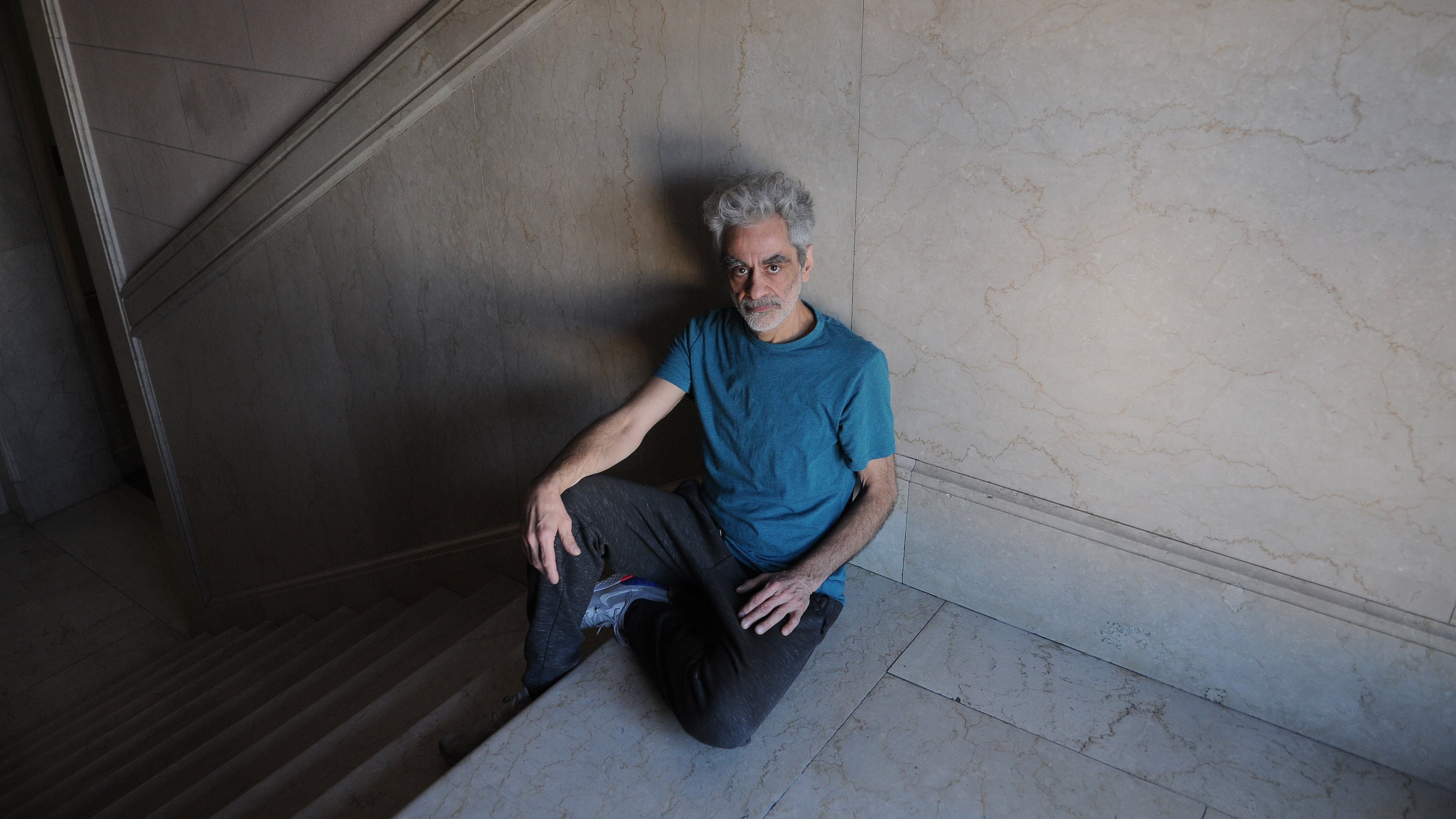 En su trayectoria, Melingo pasó por Los Abuelos de la Nada, Los Twist, la banda de Charly García y Lions In Love.