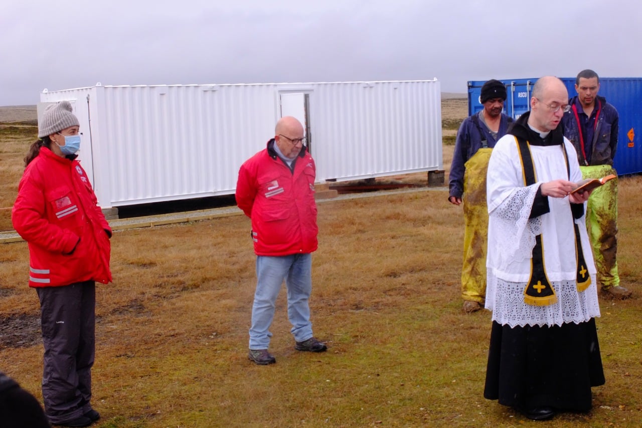 Los trabajos forenses comenzaron el martes, luego de una oración religiosa para bendecir la operación.