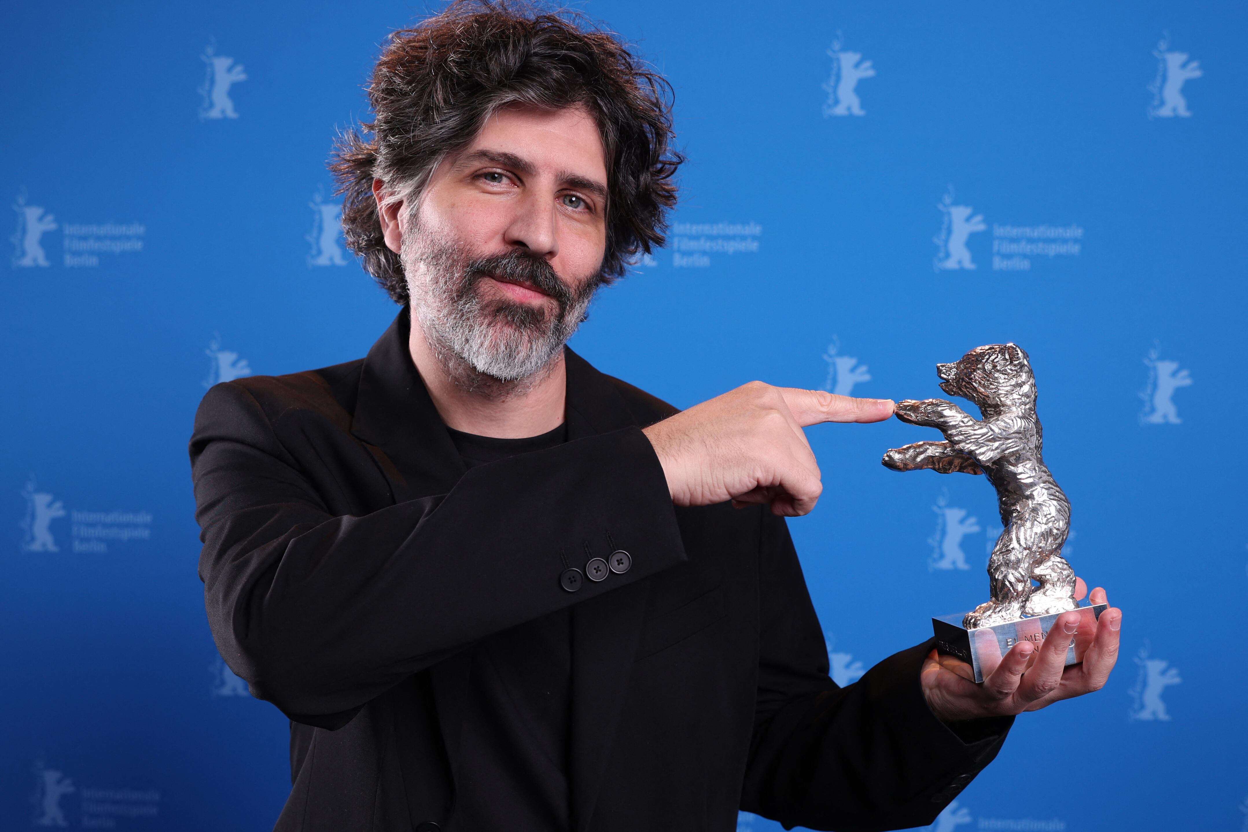 El director Iván Fund con el Oso de Plata de la Berlinale.
