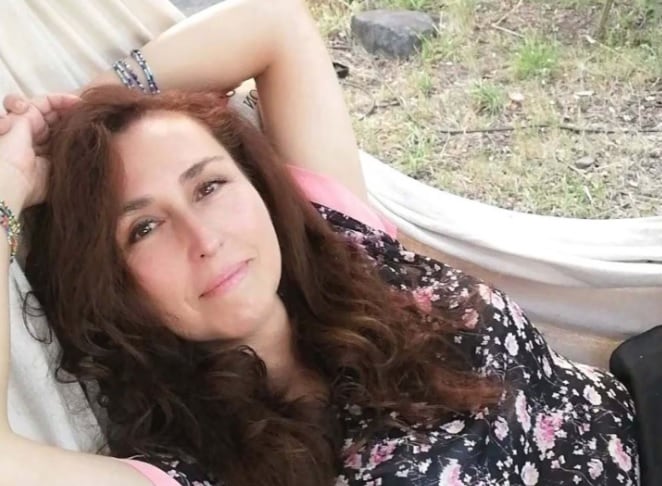 La mujer apareció en el living de su casa con signos de ahorcamiento. Facebook: Andrea Rojas Murillo