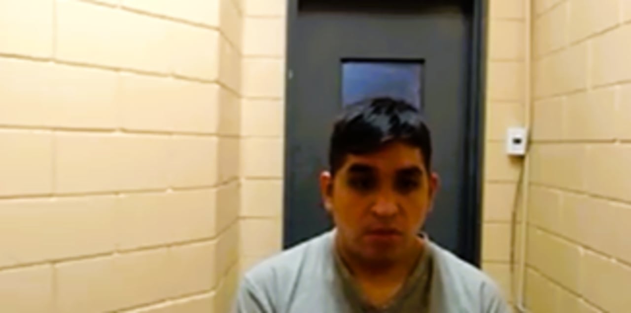 El condenado, durante una de las audiencias desde la cárcel. 