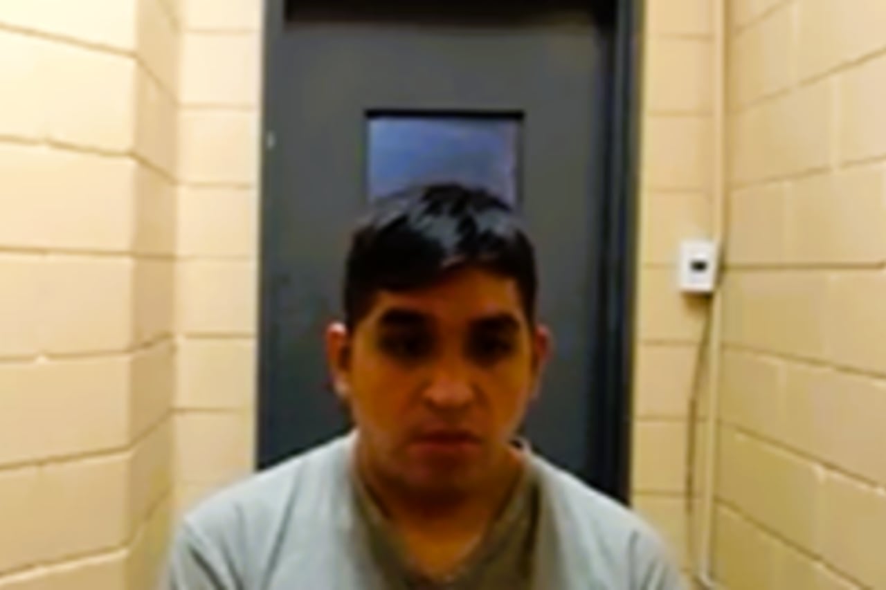 El condenado, durante una de las audiencias desde la cárcel.