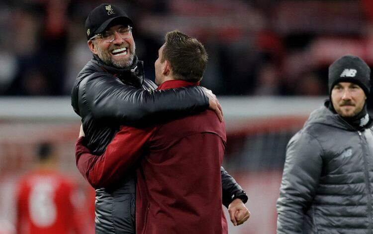 Jürgen Klopp, el DT alemán del Liverpool, celebra la victoria.