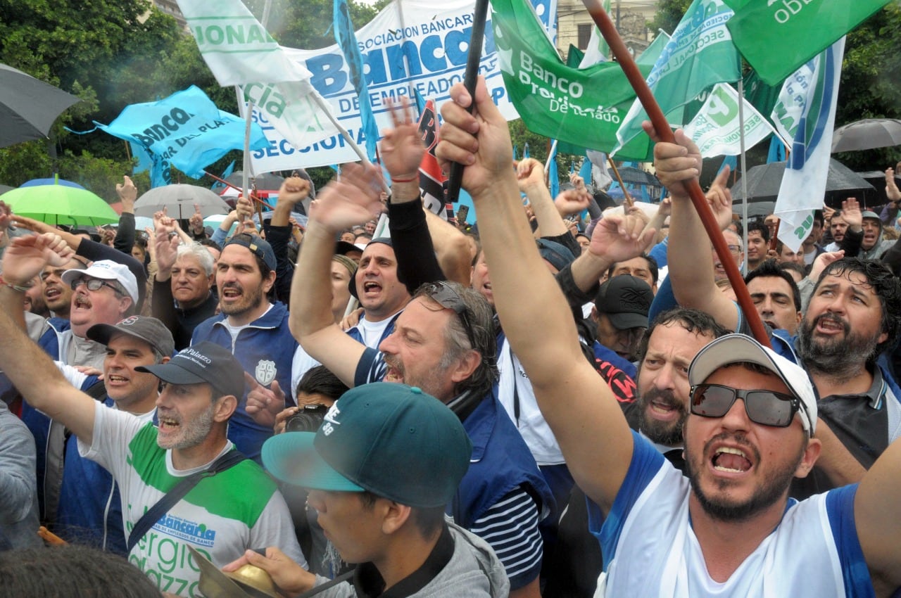 Los gremios cierran paritarias cortas o acuerdos con llave de renegociación.