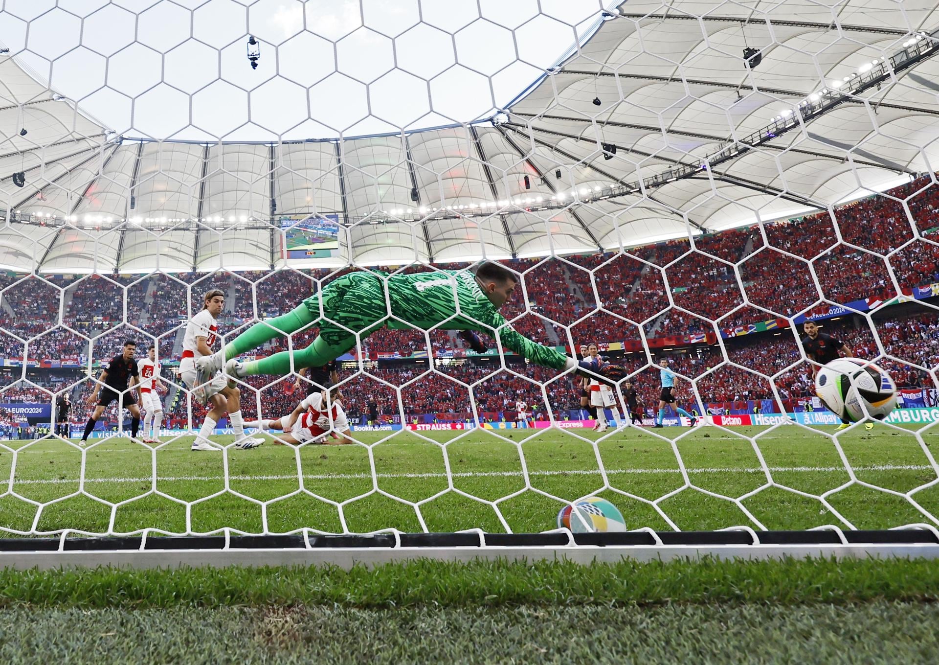 La UEFA multó por 27 mil euros a Croacia por hinchas que encendieron una bengala