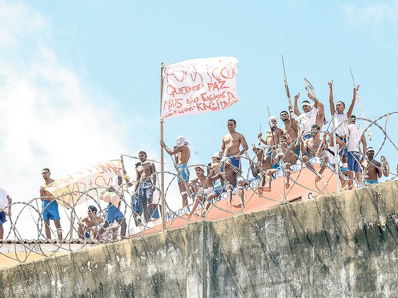 Un grupo de presos en el tejado de la penitenciaría estatal de Alcaçuz, en el nordeste de Brasil.