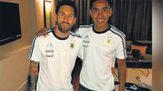 Messi con el chico Gómez.
