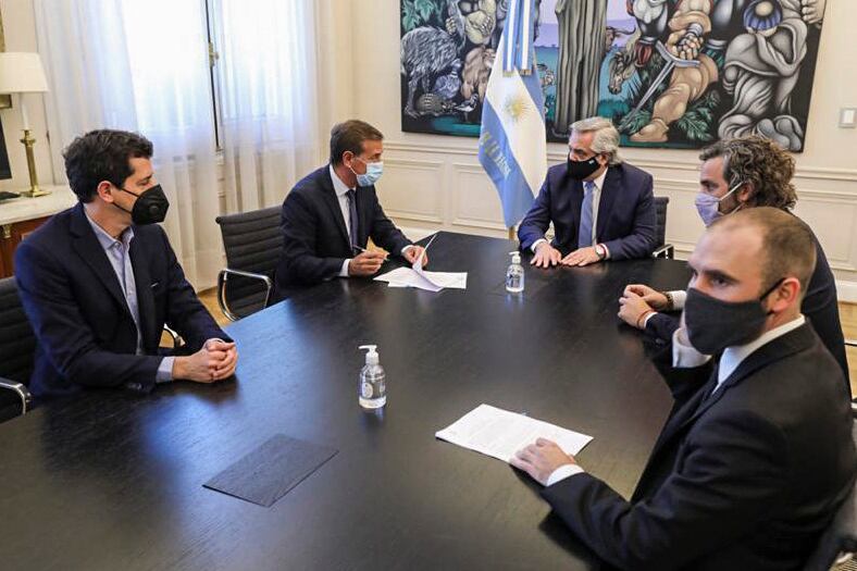 Guzman, Cafiero y de Pedro también estuvieron presentes a la hora de la firma del convenio.