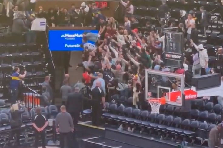 Los hinchas argentinos cantan por Campazzo, que regresó a la cancha para saludarlos