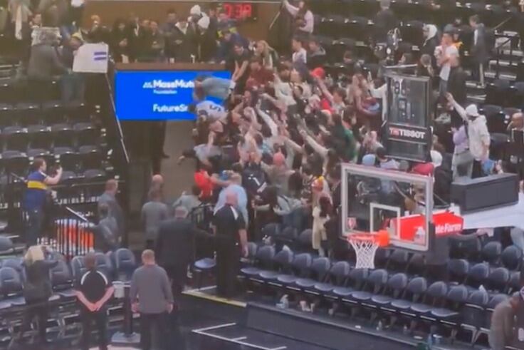 Los hinchas argentinos cantan por Campazzo, que regresó a la cancha para saludarlos