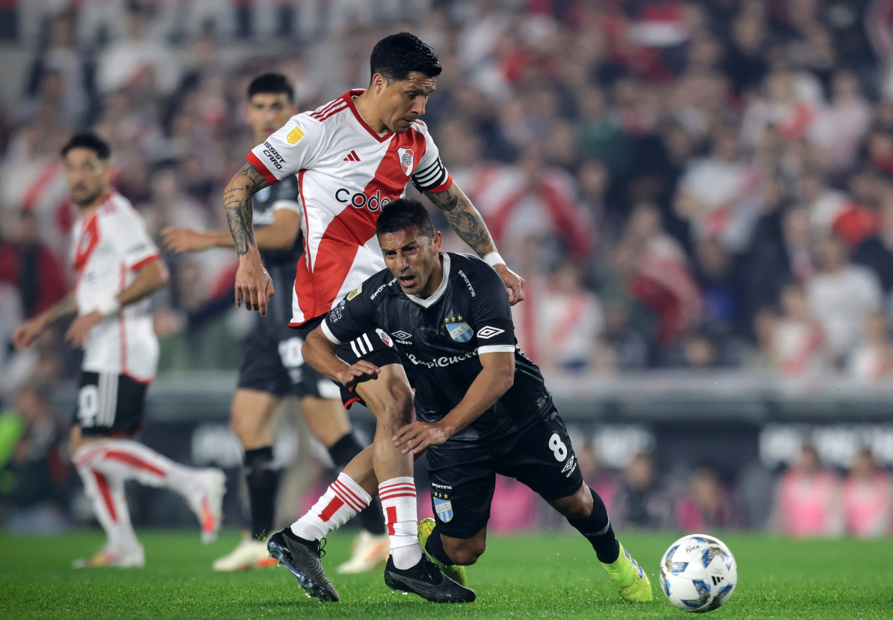 Enzo Pérez lucha con Guillermo Acosta (8)
