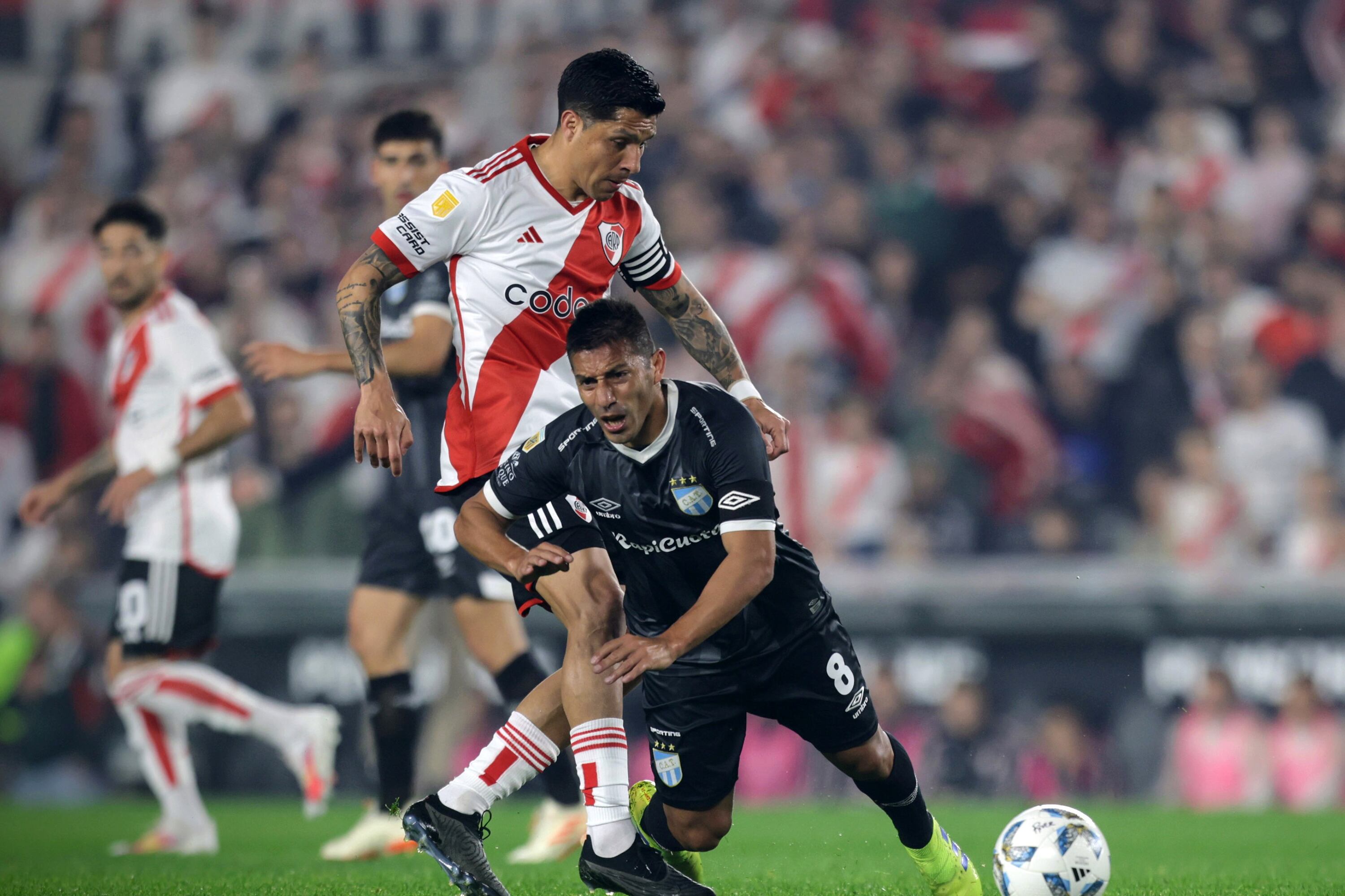 Enzo Pérez lucha con Guillermo Acosta (8)