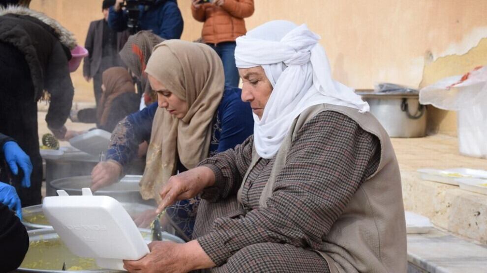 Mujeres kurdas haciendo la comida en Tishrin