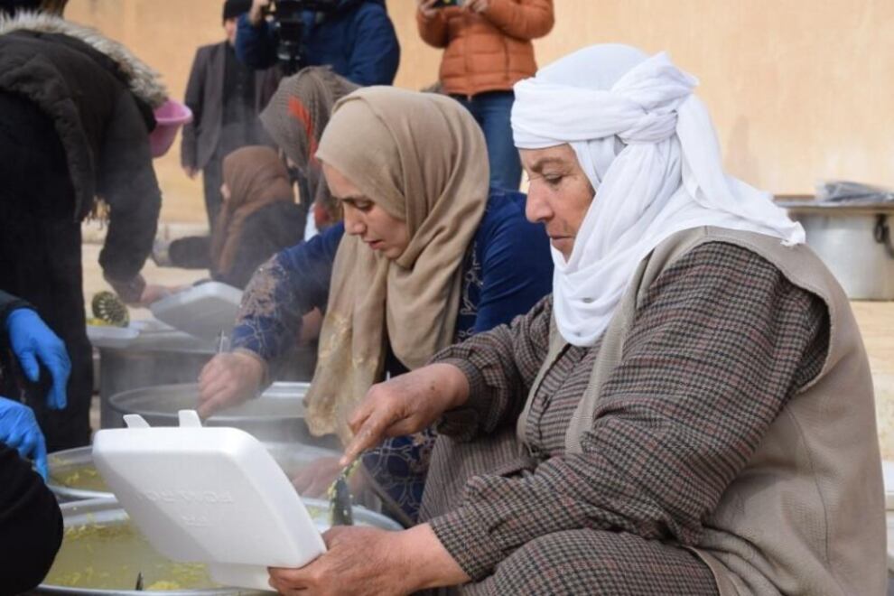 Mujeres kurdas haciendo la comida en Tishrin