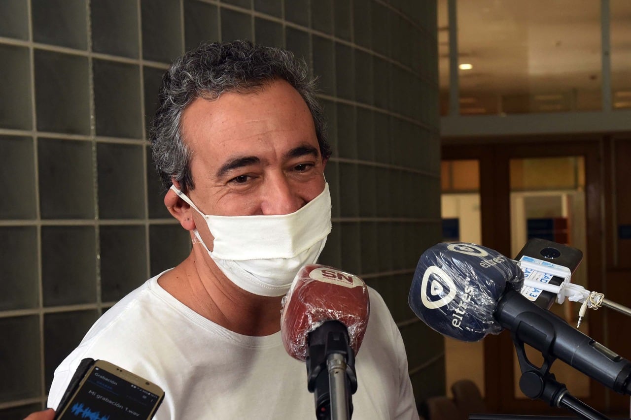 "La opinión de los médicos es que los tratamientos no me van a impedir continuar con mis funciones habituales", aclaró Javkin.