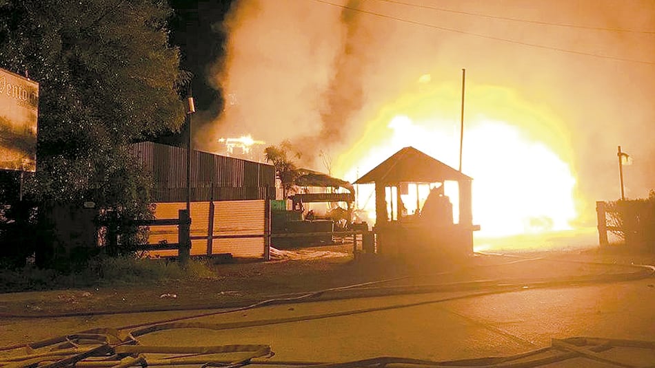 El revestimiento de madera del local favoreció el desarrollo de las llamas.