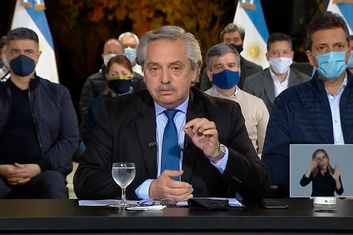 Alberto Fernández en su mensaje desde Olivos con funcionarios e intendentes. 