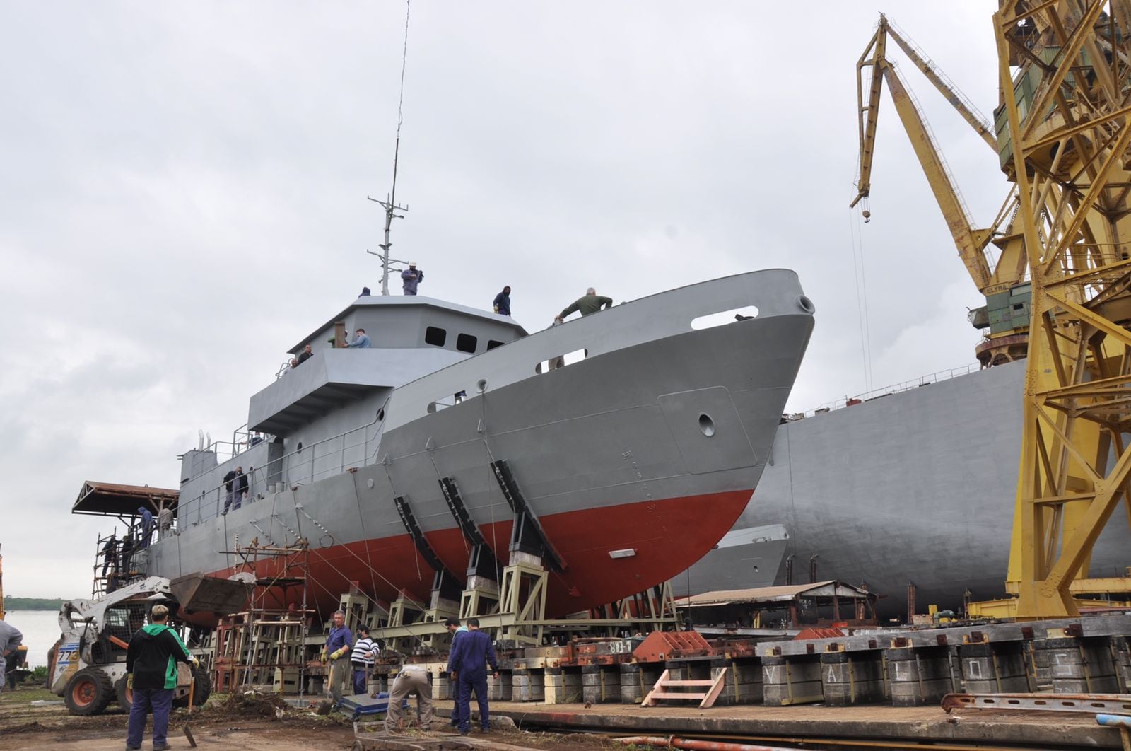 La nave escuela está construida en acero naval con una eslora total de 36 metros.