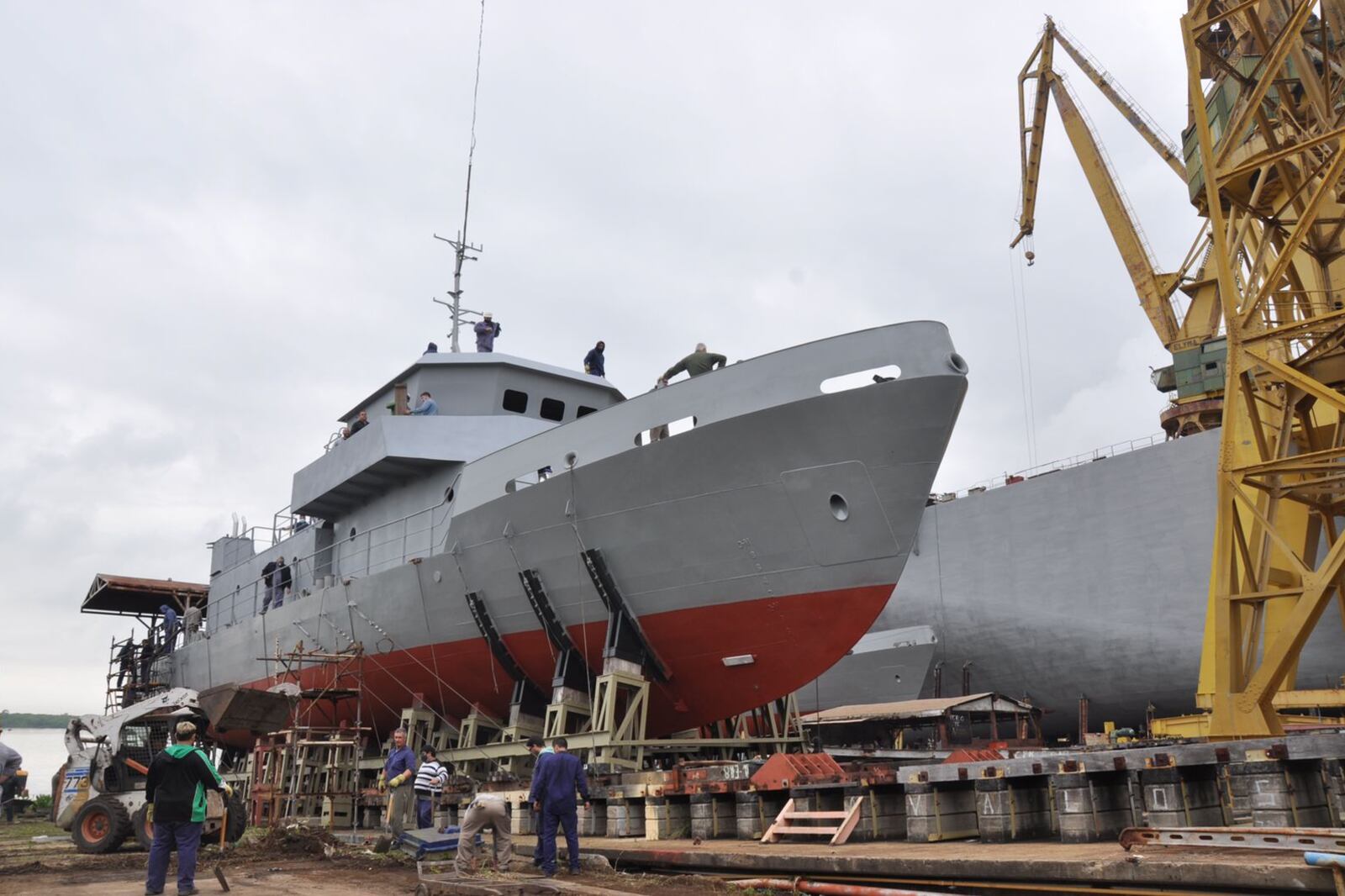 La nave escuela está construida en acero naval con una eslora total de 36 metros.