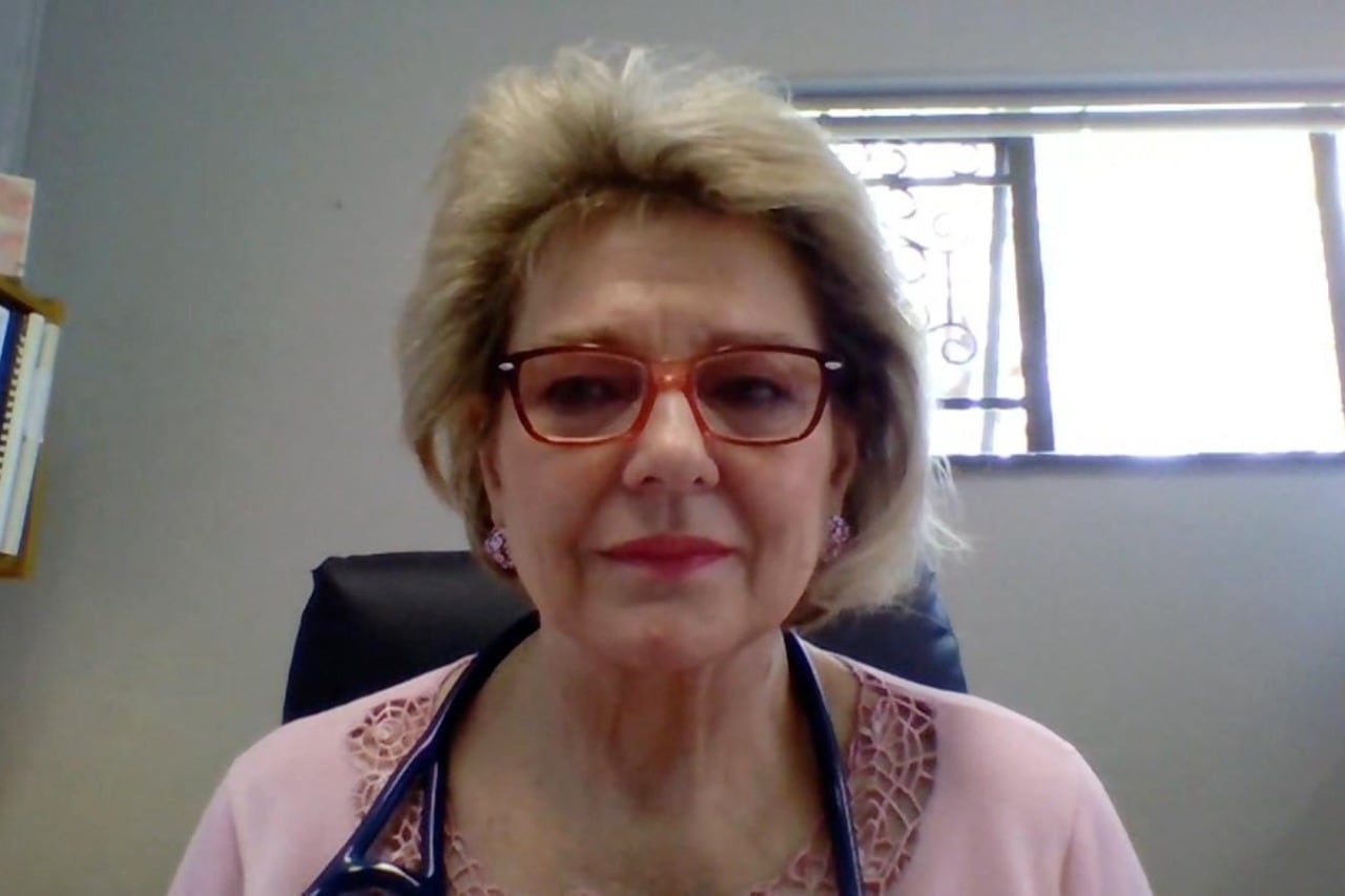 Angelique Coetzee alentó a que las personas se vacunen contra el virus y reciban las dosis de refuerzo.