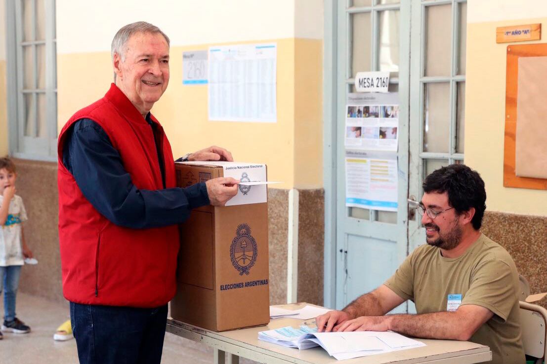 El gobernador Juan Schiarett posteó las protocolares felicitaciones a Milei.