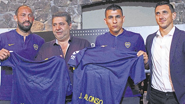 Marcos Díaz y Junior Alonso respaldados por Angelici y Burdisso.
