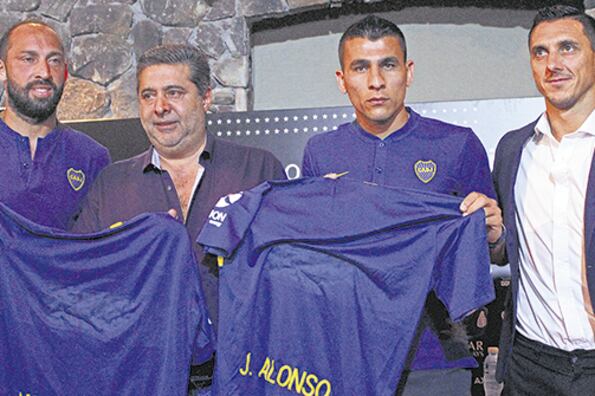 Marcos Díaz y Junior Alonso respaldados por Angelici y Burdisso.