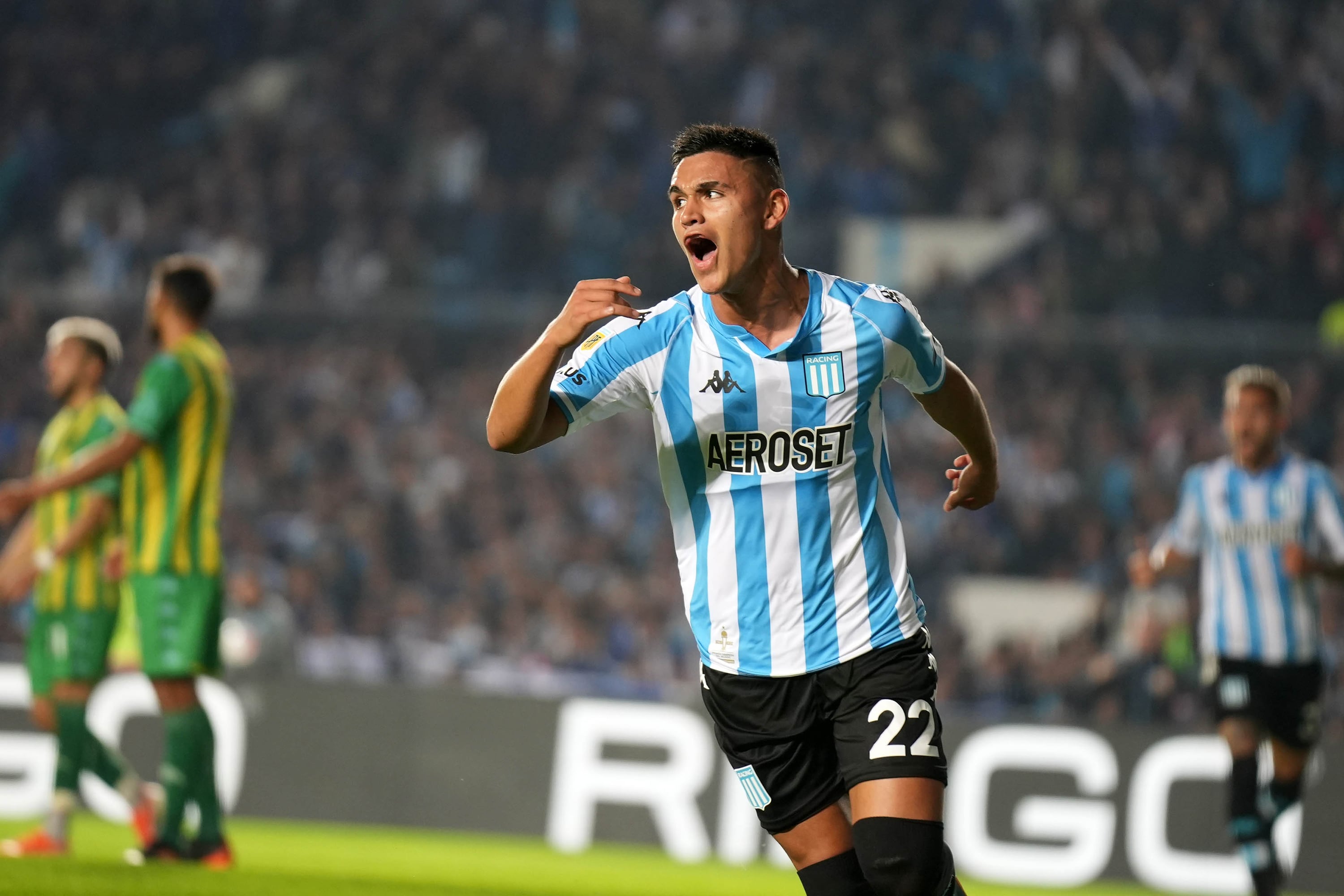 El chico Alcaraz, que metió dos goles, celebra para la Academia