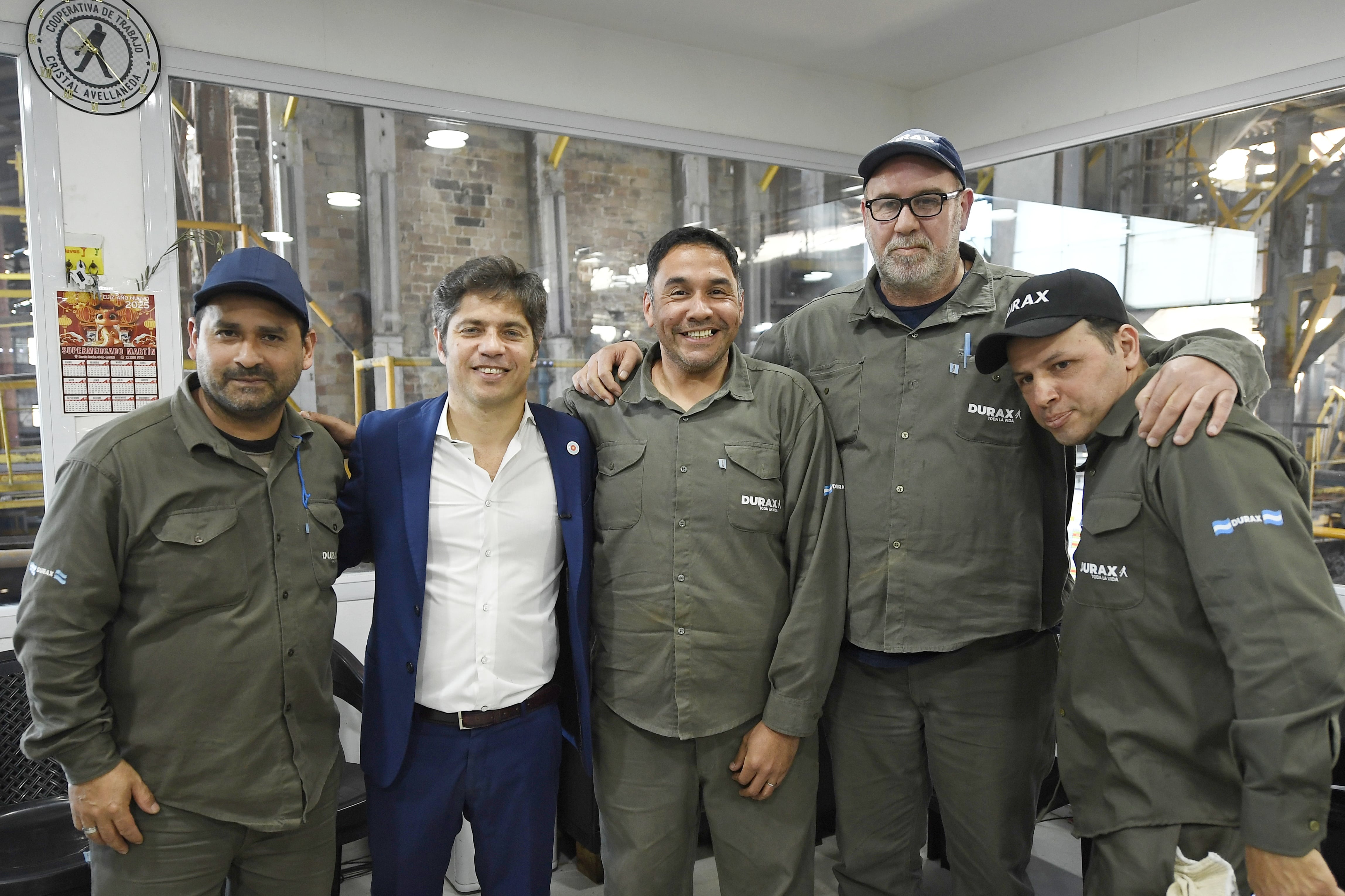 Kicillof se reunió con los trabajadores de la Cooperativa Cristal en Avellaneda. 