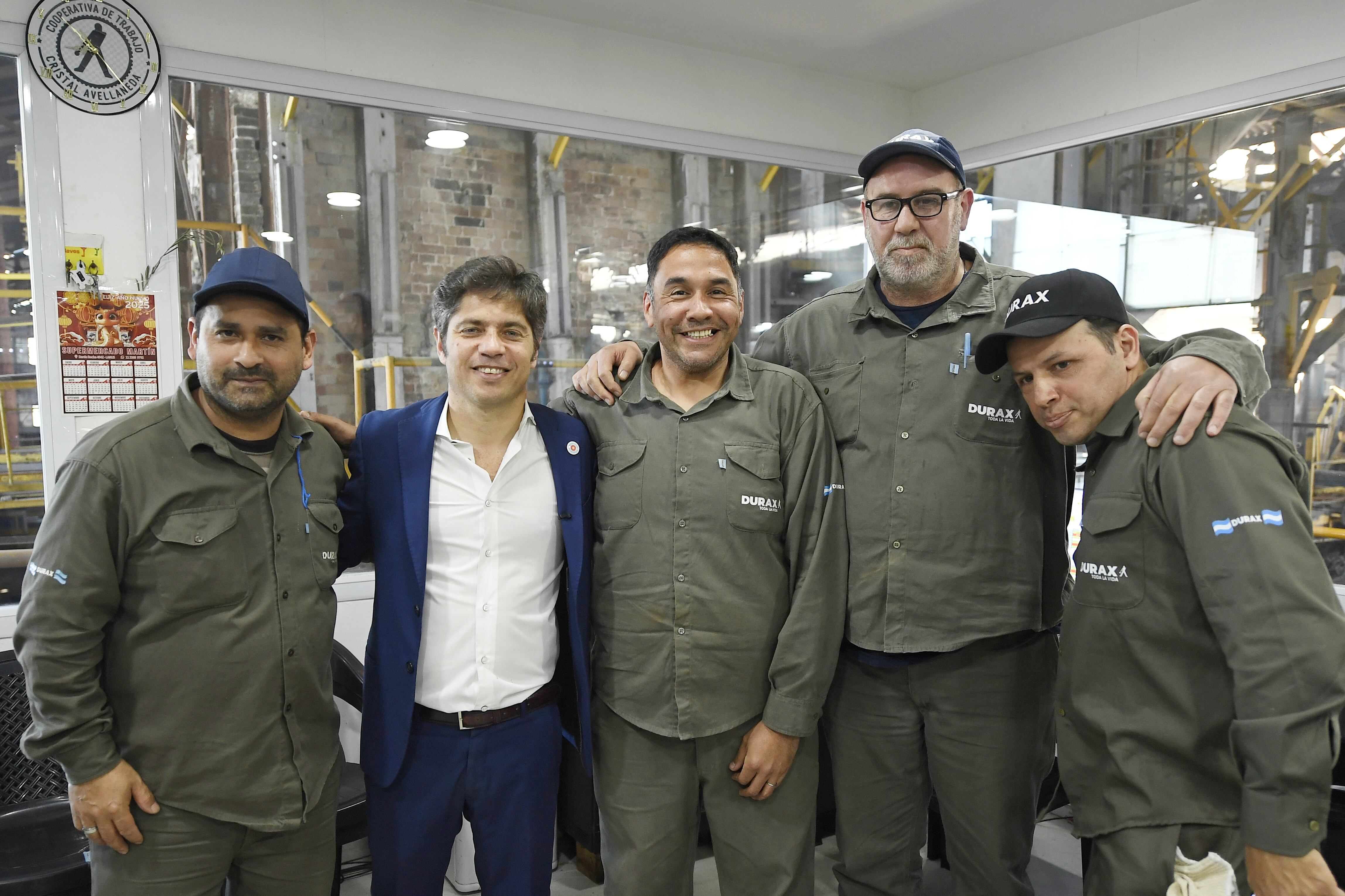Kicillof se reunió con los trabajadores de la Cooperativa Cristal en Avellaneda.