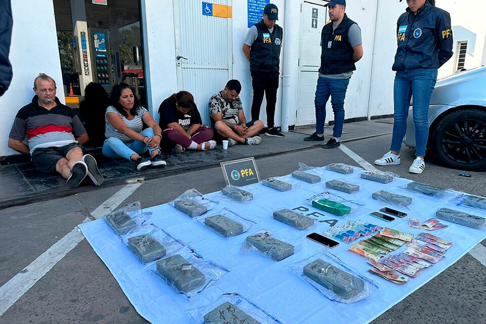 Los panes de droga y las personas detenidas en la ruta 9.