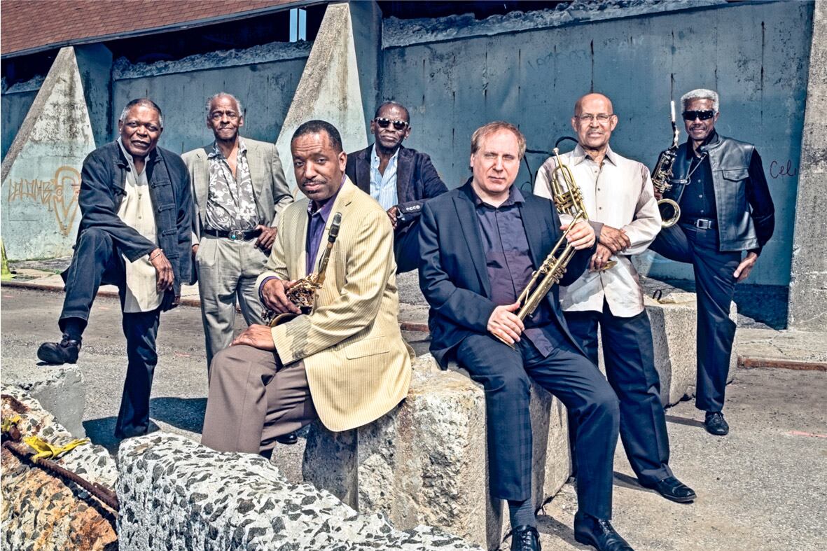 Los integrantes de The Cookers tocan como quienes son: músicos que hablan un cierto lenguaje desde la cuna.