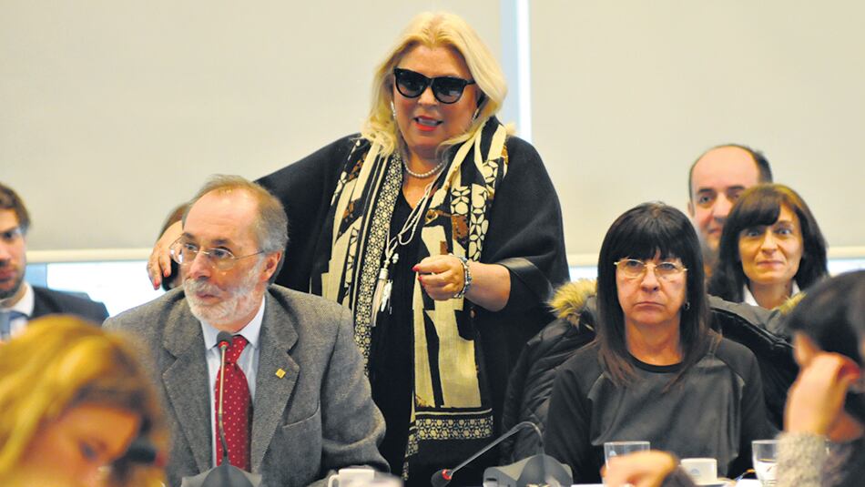 Elisa Carrió y Pablo Tonelli, las espadas de Cambiemos. A la derecha, Diana Conti, del FpV.