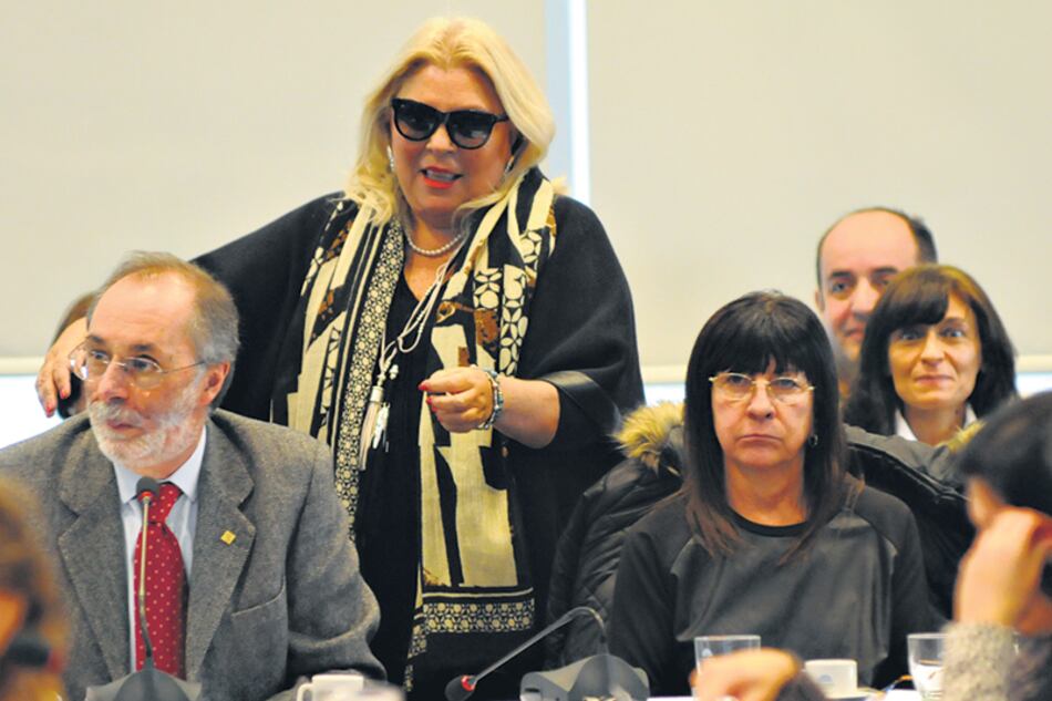 Elisa Carrió y Pablo Tonelli, las espadas de Cambiemos. A la derecha, Diana Conti, del FpV.