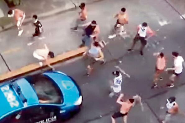 Uno de los patrulleros afectados al operativo a merced del ataque de los enardecidos hinchas de All Boys.