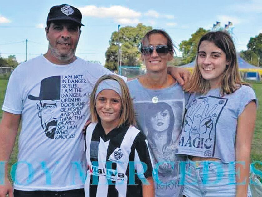 Juana, con la camiseta del Club Mercedes, tiene el respaldo de su familia para la batalla que emprendió.