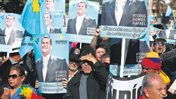 Los partidarios del movimiento de Revolución Ciudadana se nuclearon bajo la consigna “Indígnate”.