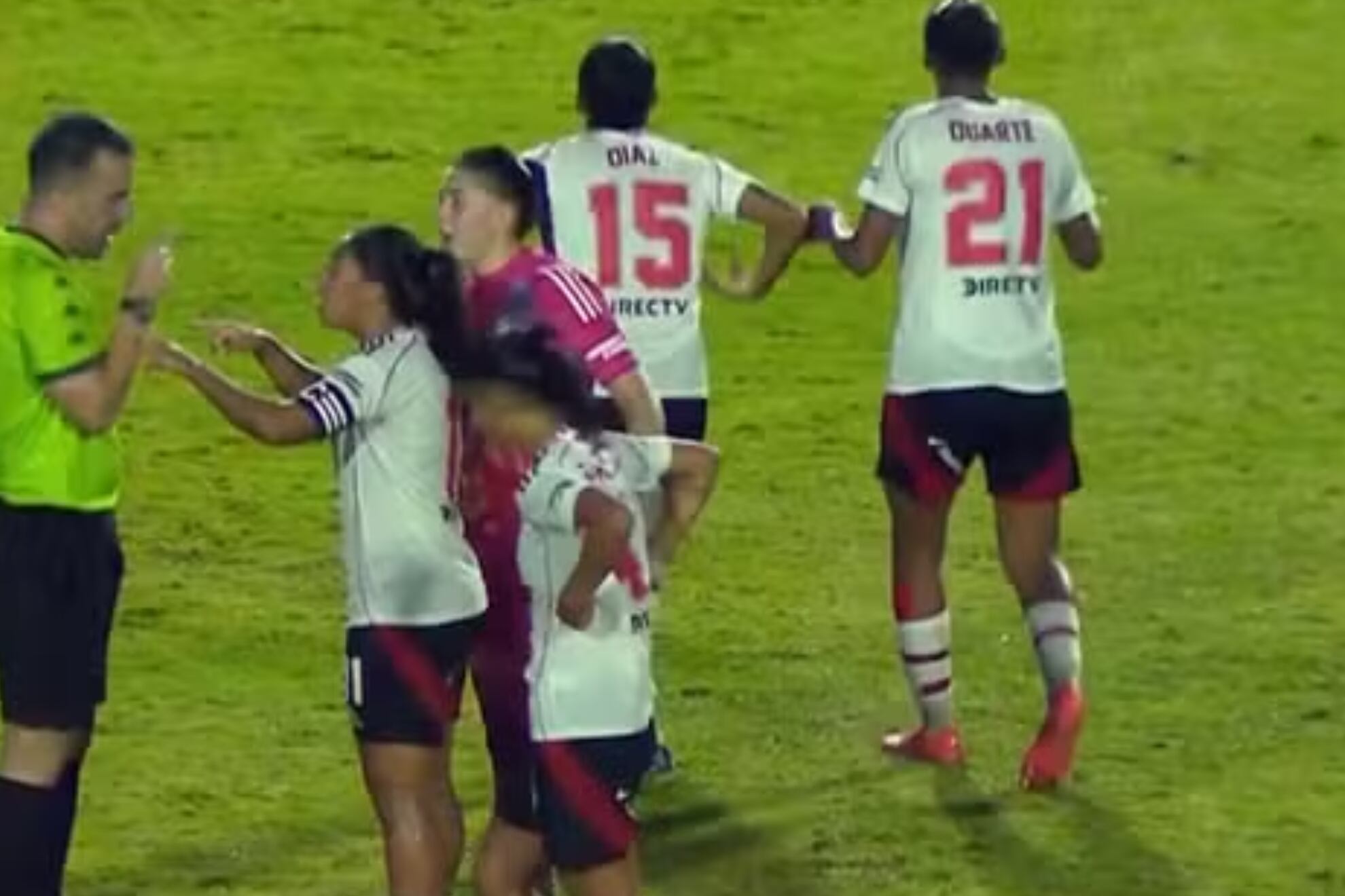 El momento de los gestos racistas de Díaz