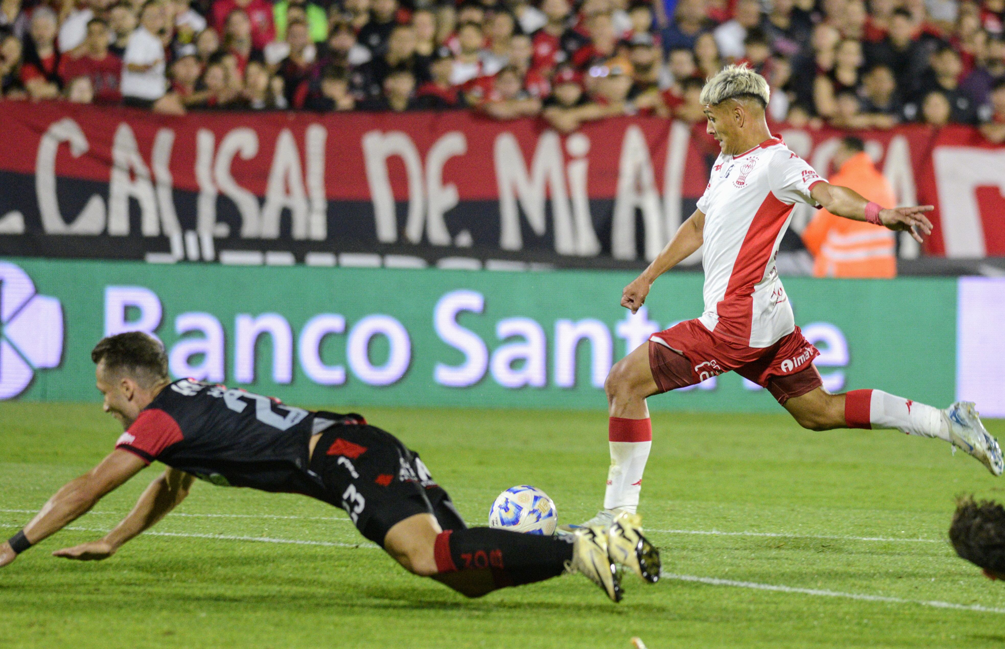 Ramírez remata en el segundo gol de Huracán